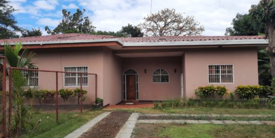 CARRETERA VIEJA A LEÓN. HERMOSA CASA CON AMPLIO JARDIN SOBRE PISTA VENTA.