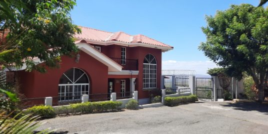 CARRETERA SUR. CASA CON ESPECTACULAR VISTA EN RESIDENCIAL CON  SEGURIDAD 24/7