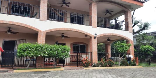 CARRETERA SUR. BONITA CASA DOS NIVELES EN CONDO PRIVADO