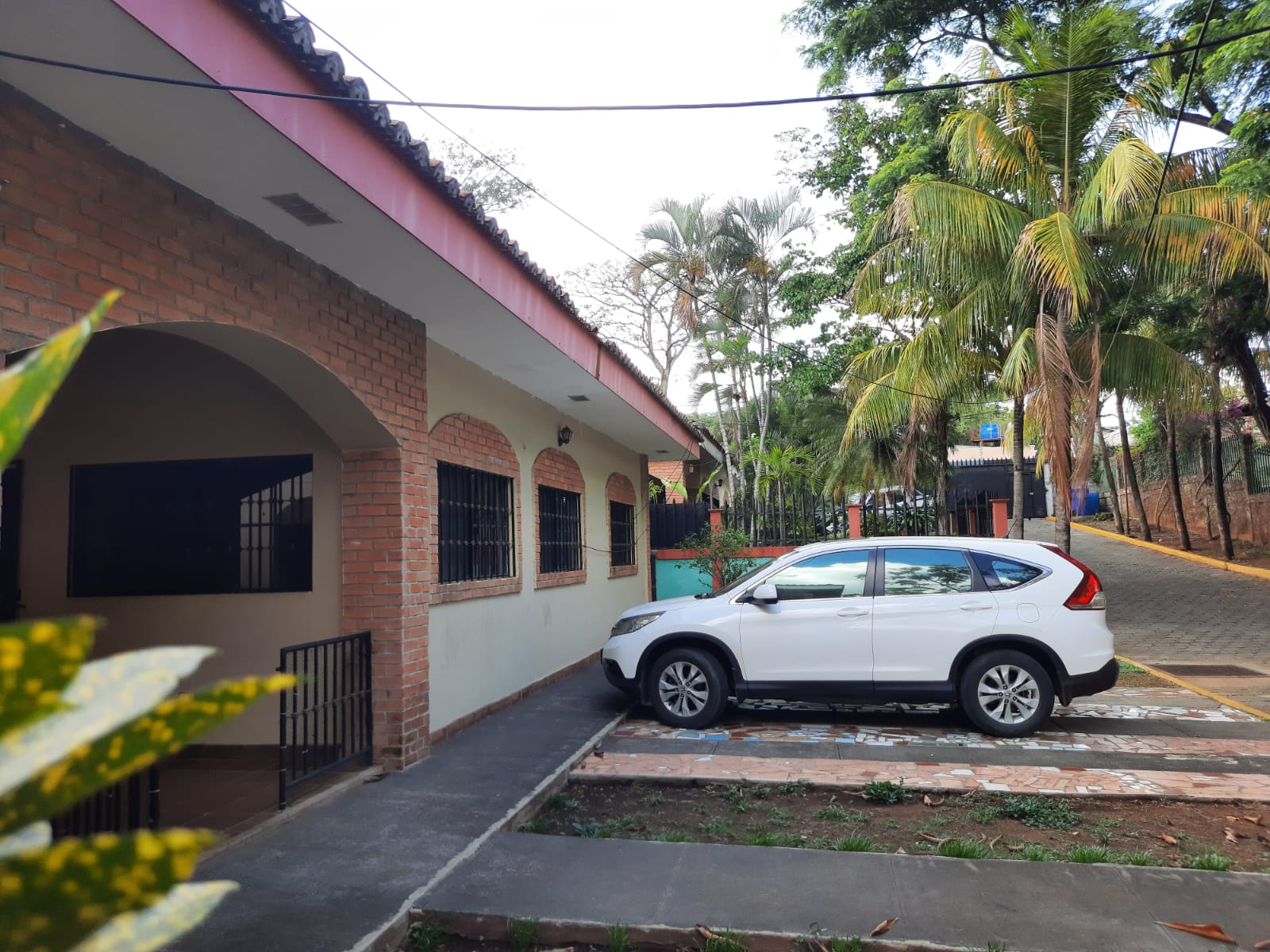 CARRETERA SUR. LINDA CASA EN CONDO PRIVADO EN ALQUILER