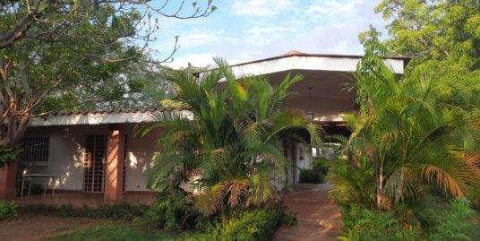 CARRETERA SUR. DOS LINDAS CASAS EN AREA DE 2,675 VR2 EN VENTA.