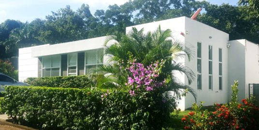 CARRETERA SUR. LINDA CASA MODERNA EN CONDO PRIVADO