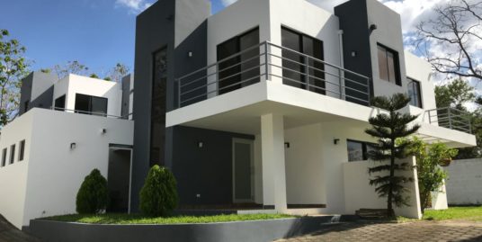SAN ISIDRO DE BOLAS. LINDA CASA CON PISICINA CONDO PRIVADO VENTA