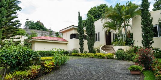 CARRETERA SUR. LINDA Y MODERNA CASA EN VENTA.