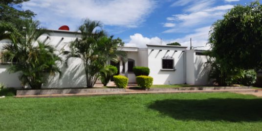 CARRETERA VIEJA A LEÓN. LINDA CASA MODERNA AMPLIO JARDIN EN ALQUILER