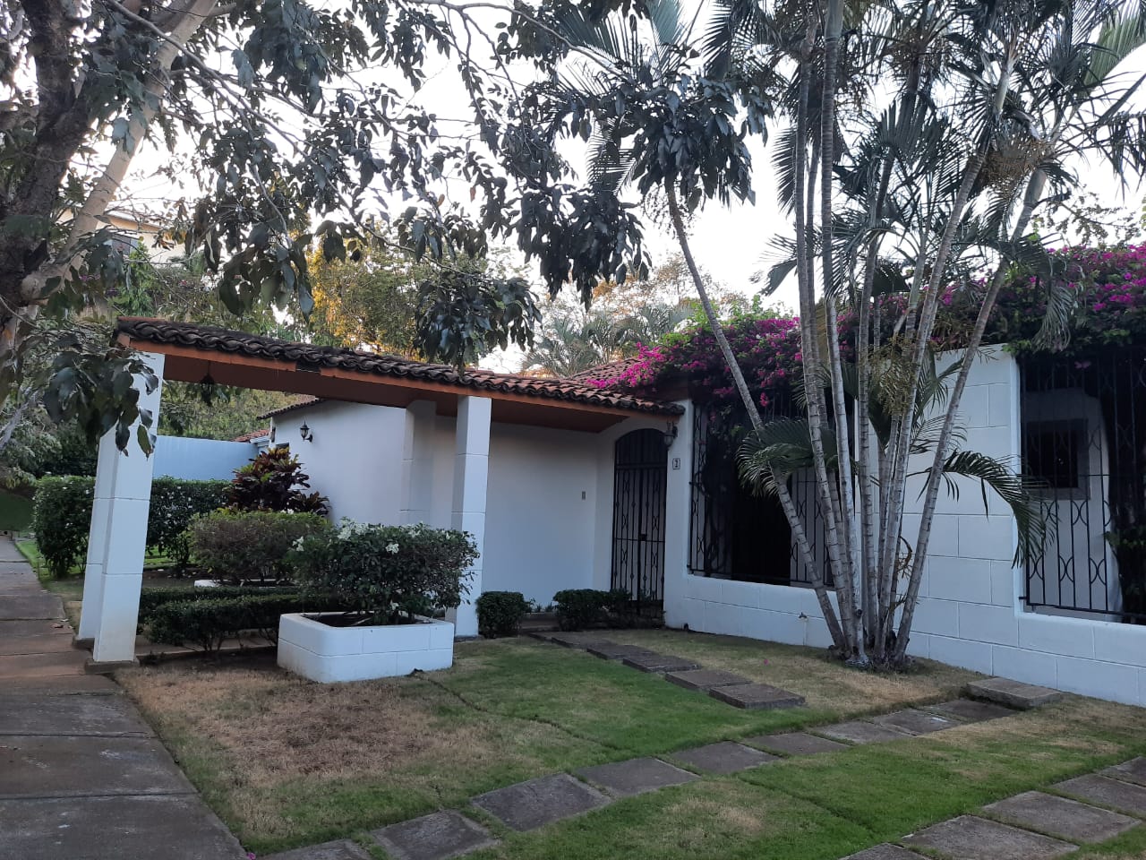 LAS CUMBRES. BONITA CASA EN RESIDENCIAL EN VENTA