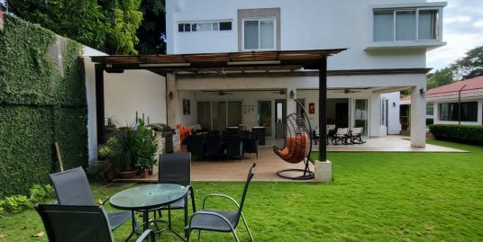 CARRETERA SUR. LINDA Y ESPACIOSA CASA EN CONDO EN ALQUILER