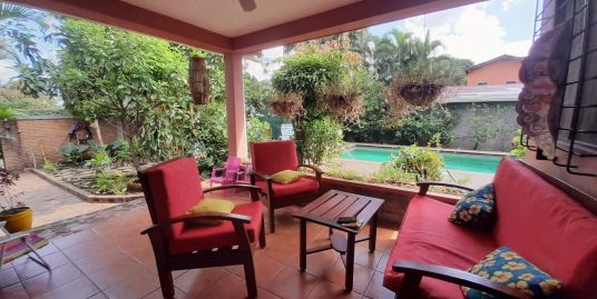 CARRETERA SUR. HERMOSA CASA CON PISCINA EXCELENTE UBICACIÓN EN ALQUILER.