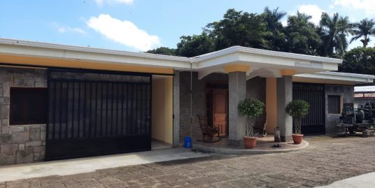 CARRETERA SUR . HERMOSA CASA CON AMPLIO JARDIN EN ALQUILER.