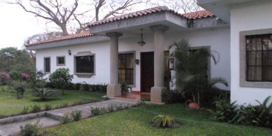 CARRETERA VIEJA LEÓN. LINDA Y ESPACIOSA CASA ESTILO COLONIAL EN VENTA