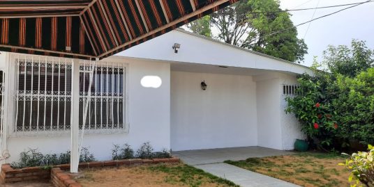 LOS ROBLES. BONITA CASA CON EXCELENTE UBICACIÓN EN ALQUILER