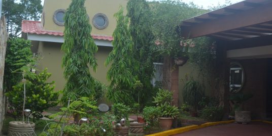 CARRETERA SUR. BONITA CASA ESTILO COLONIAL EN VENTA