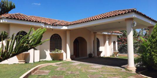 CARRETERA VIEJA LEÓN.  HERMOSA CASA EN RESIDENCIAL EN ALQUILER.