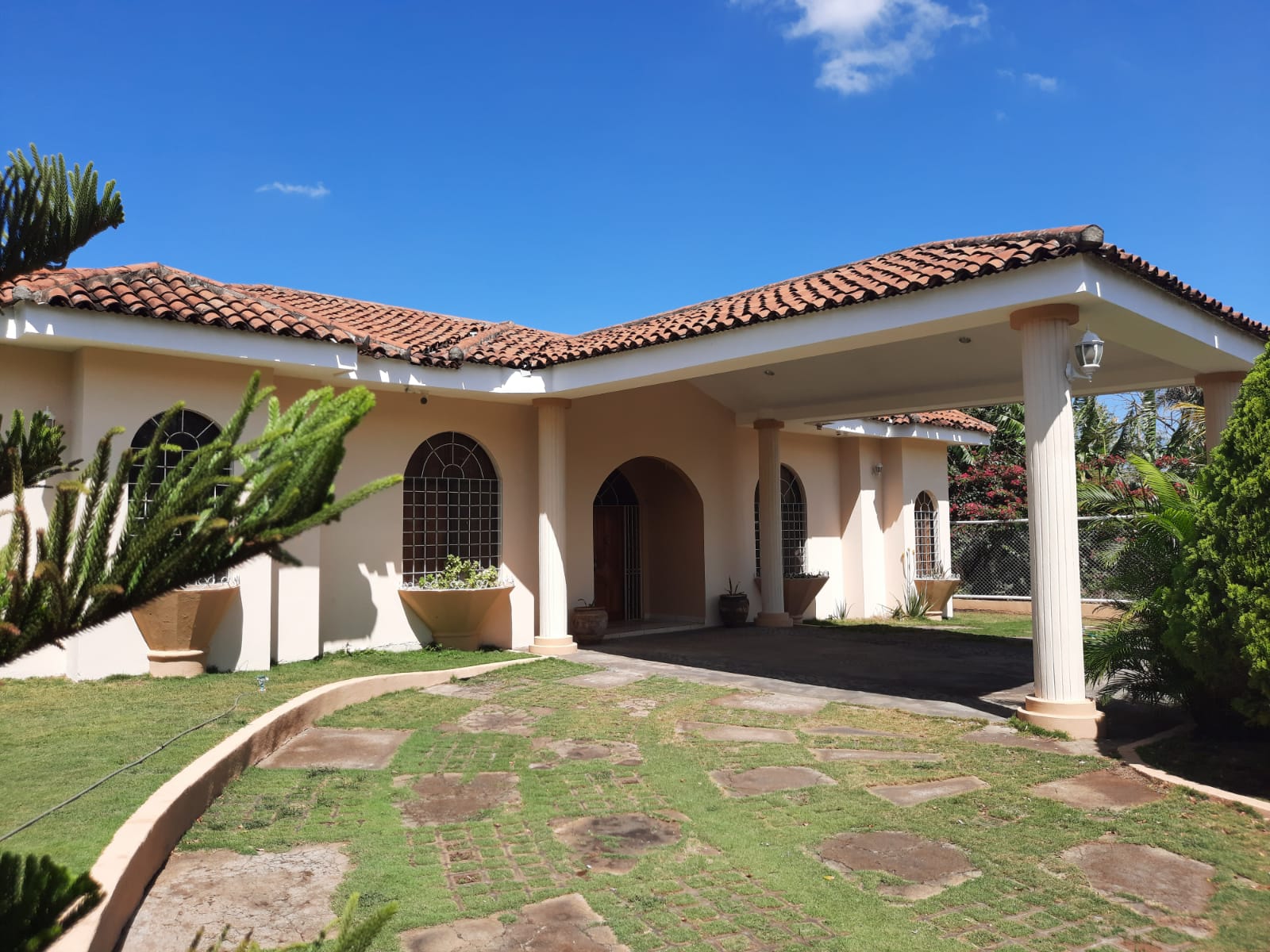 CARRETERA VIEJA LEÓN.  HERMOSA CASA EN RESIDENCIAL EN ALQUILER.