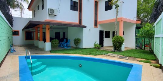 CARRETERA VIEJA A LEÓN. BONITA CASA CON PISCINA EN ALQUILER.