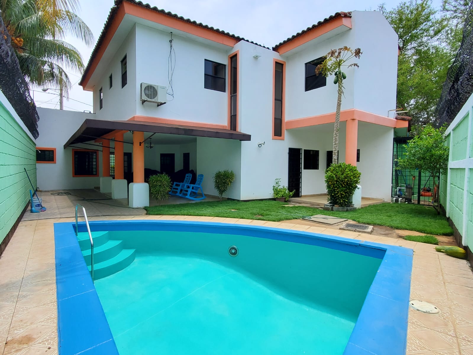 CARRETERA VIEJA A LEÓN. BONITA CASA CON PISCINA EN ALQUILER.