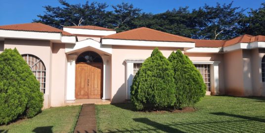 CARRETERA VIEJA A LEÓN. LINDA CASA CON AMPLIO JARDÍN EN VENTA