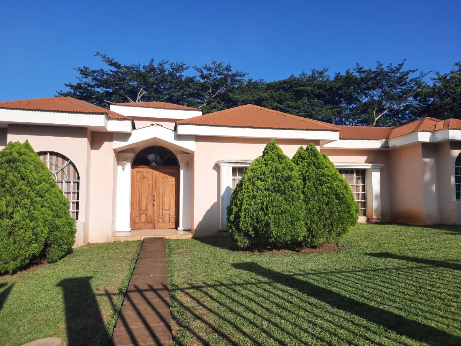 CARRETERA VIEJA A LEÓN. LINDA CASA CON AMPLIO JARDIN EN ALQUILER