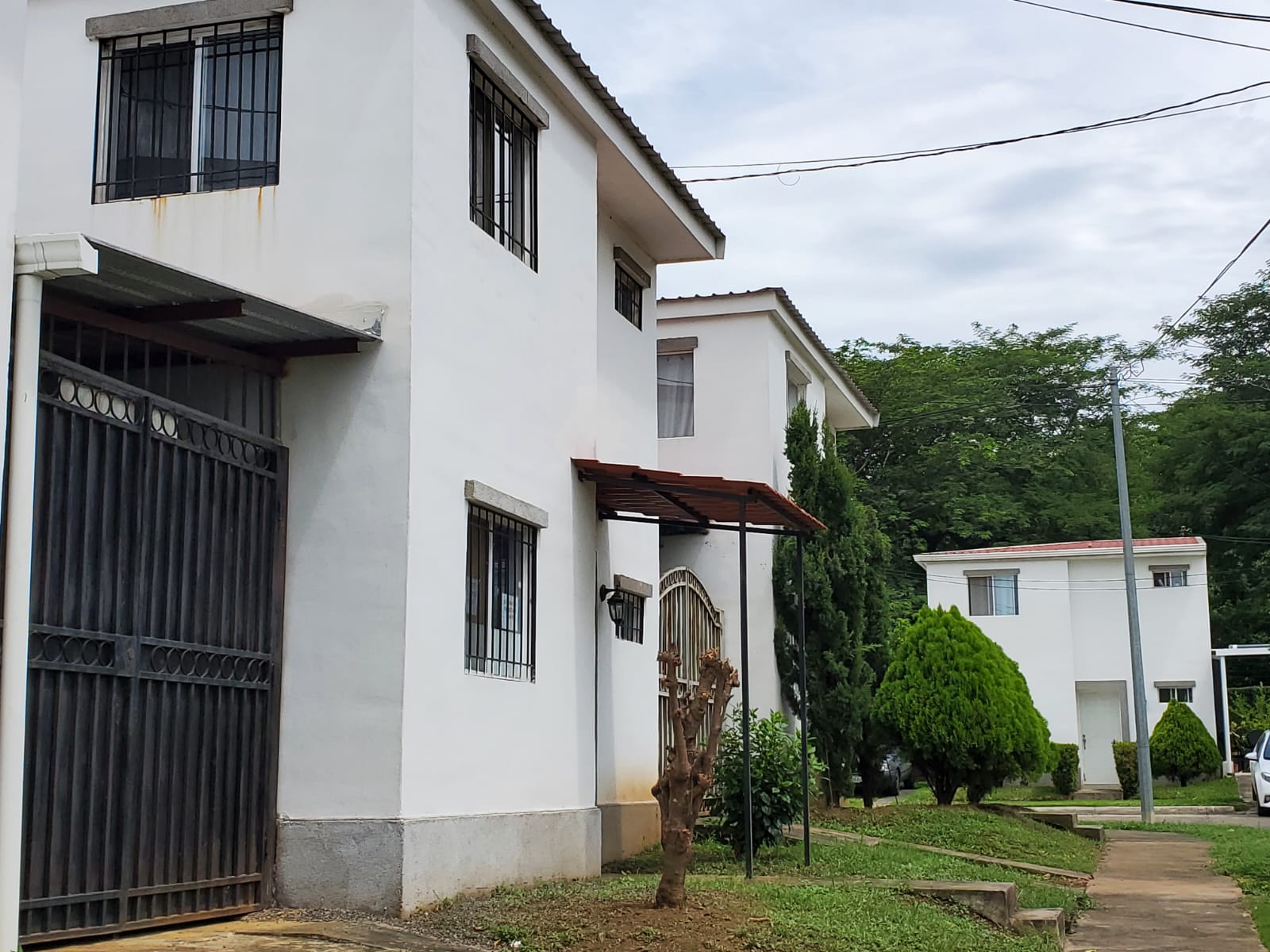 CARRETERA VIEJA LEÓN. BONITA CASA  EN RESIDENCIAL EN VENTA