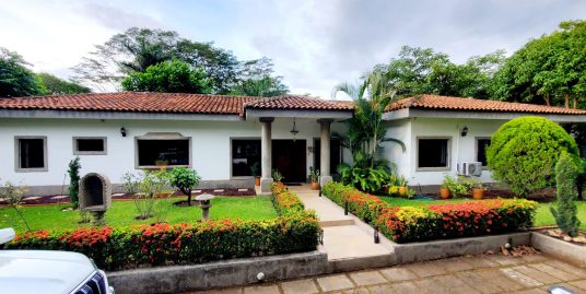 CARRETERA VIEJA LEÓN. LINDA Y ESPACIOSA CASA ESTILO COLONIAL EN ALQUILER