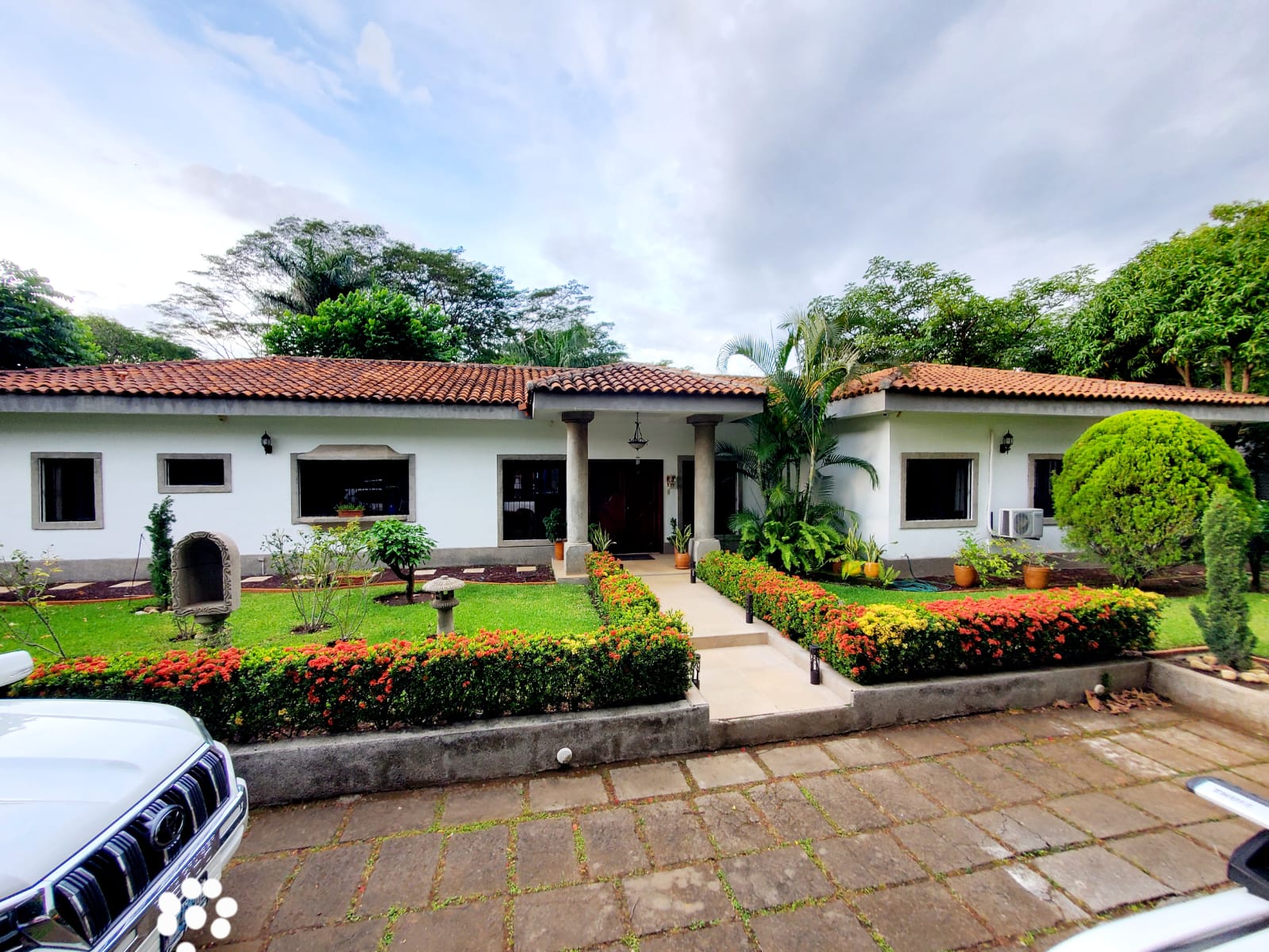 CARRETERA VIEJA LEÓN. LINDA Y ESPACIOSA CASA ESTILO COLONIAL EN ALQUILER