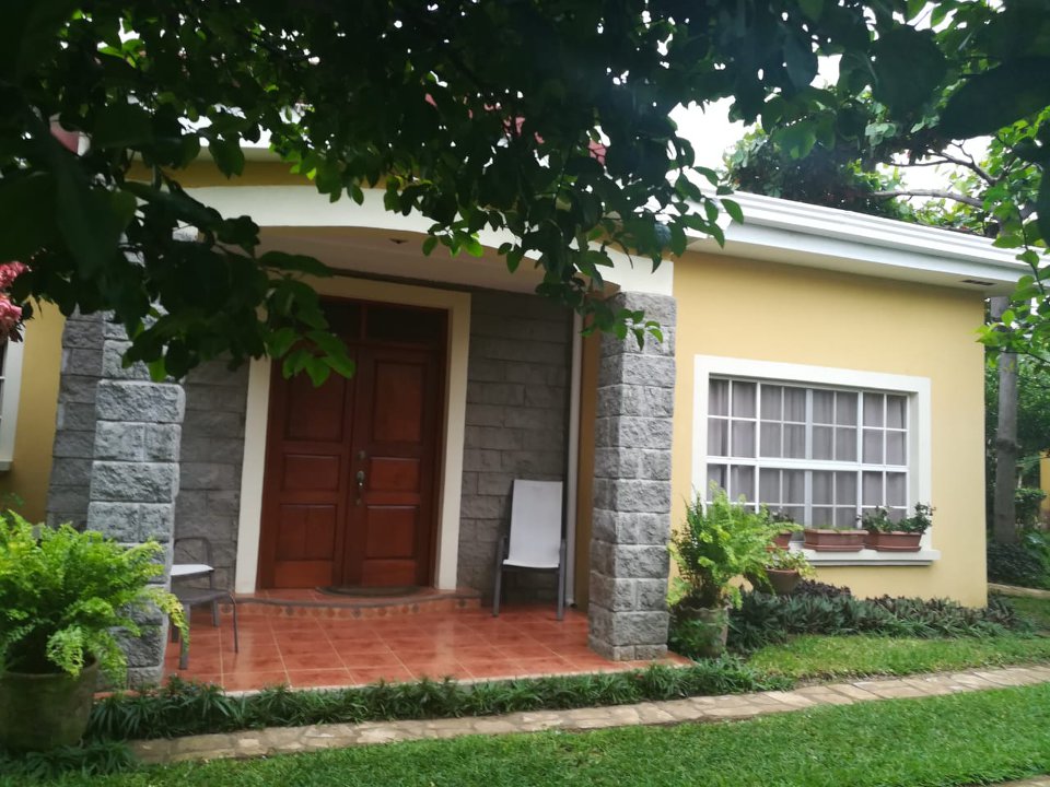 CARRETERA SUR. LINDA CASA AMPLIA  AMUEBLADA CONDO PRIVADO.