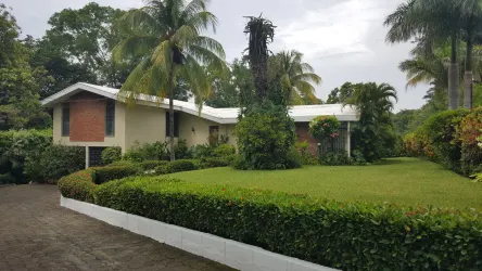 CARRETERA SUR. LINDA CASA GRANDE Y CON JARDÍN EN VENTA.