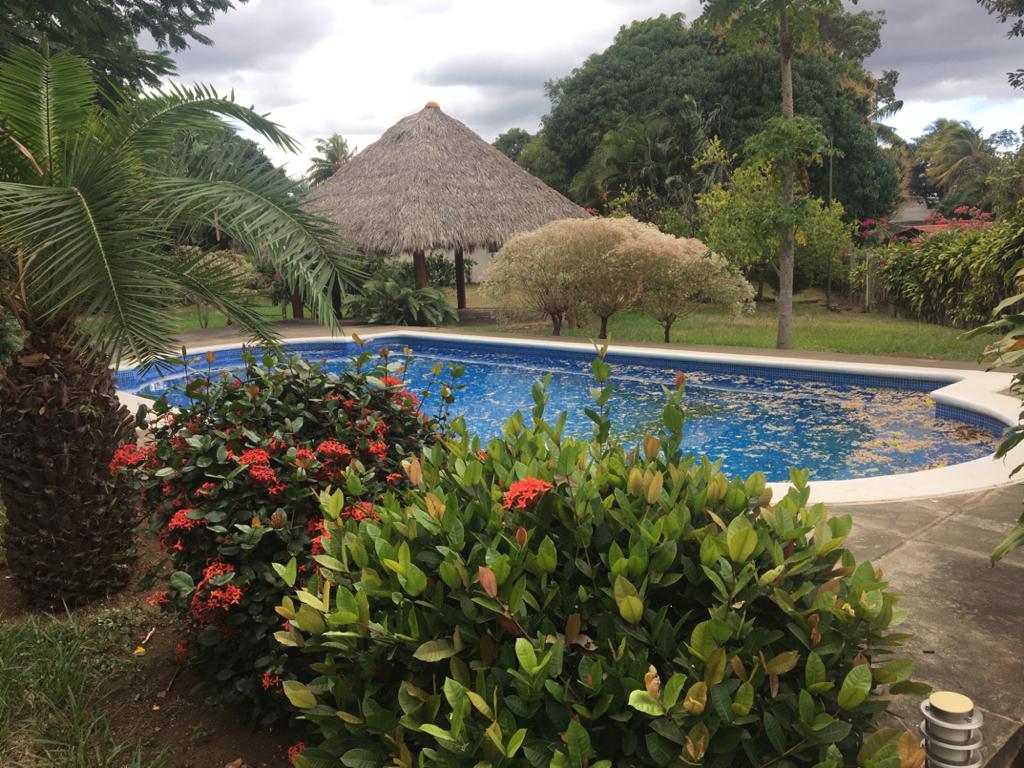 CARRETERA SUR. LINDA CASA CON PISCINA Y HERMOSO JARDÍN EN VENTA