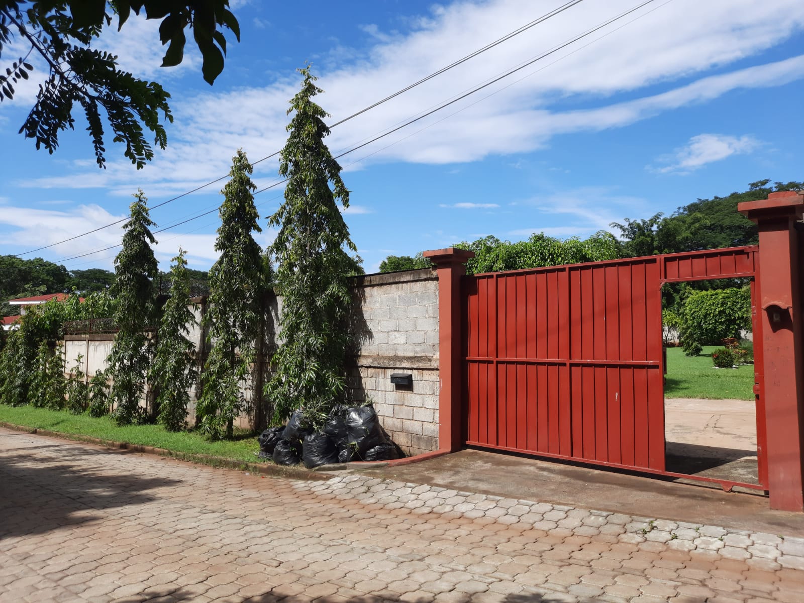 CARRETERA VIEJA A LEÓN. LINDA CASA EN RESIDENCIAL AMPLIO JARDÍN EN ALQUILER