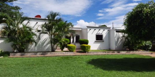 CARRETERA VIEJA A LEÓN. LINDA CASA EN RESIDENCIAL CON AMPLIO JARDÍN  EN VENTA