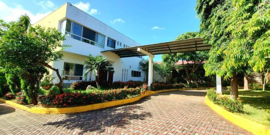 CARRETERA SUR. ELEGANTE Y MODERNA CASA ESTILO MINIMALISTA DE DOS NIVELES EN VENTA