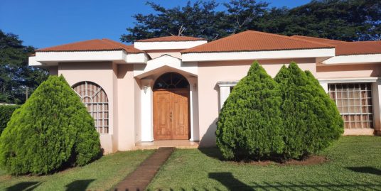 CARRETERA VIEJA A LEÓN. LINDA CASA CON AMPLIO JARDIN EN ALQUILER