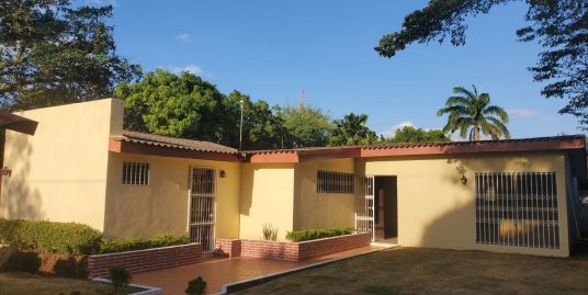 LOS ROBLES. HERMOSA CASA CÉNTRICA PARA OFICINA EN ALQUILER