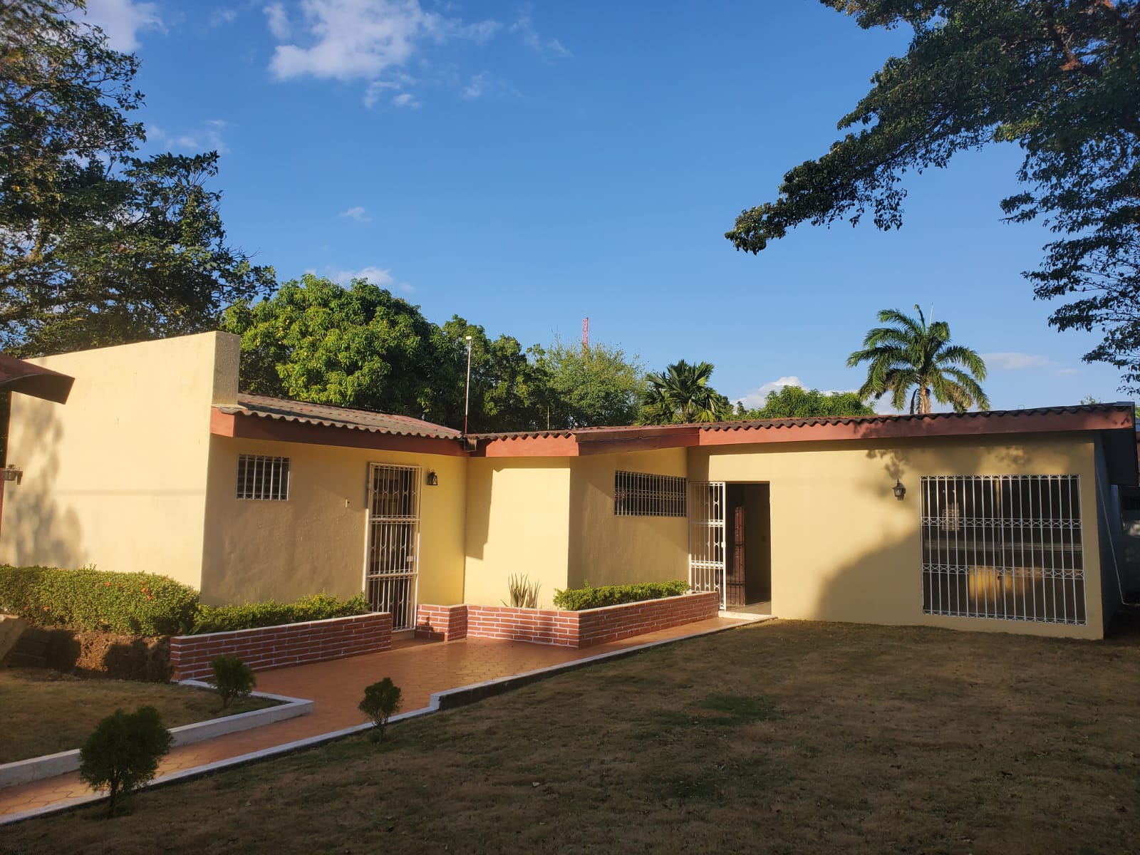 LOS ROBLES. HERMOSA CASA CÉNTRICA PARA OFICINA EN ALQUILER