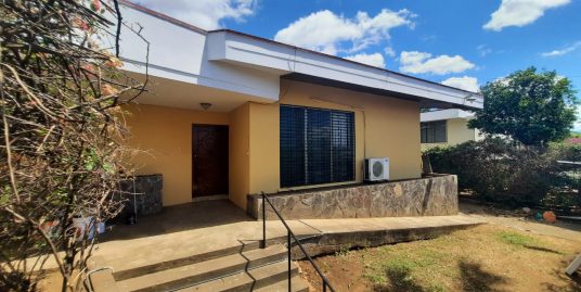 BOLONIA. HERMOSA CASA CÉNTRICA PARA OFICINA EN VENTA