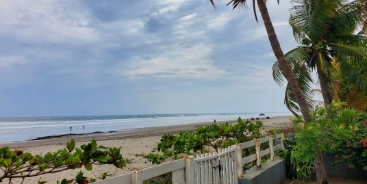 POCHOMIL VIEJO. LINDA CASA FRENTE AL MAR  EN VENTA