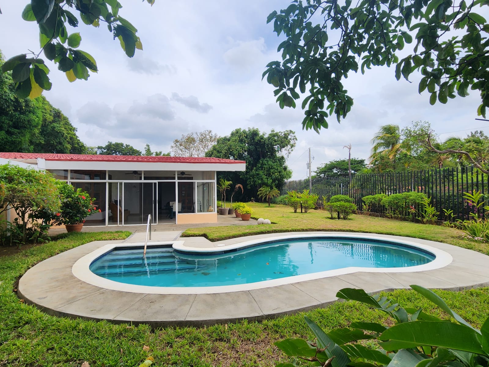 CARRETERA SUR. ESPECTACULAR CASA CON PISCINA EN VENTA