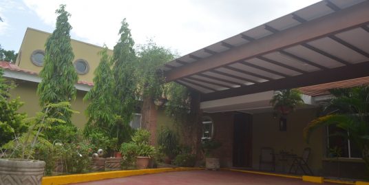 CARRETERA SUR. BONITA CASA ESTILO COLONIAL EN VENTA