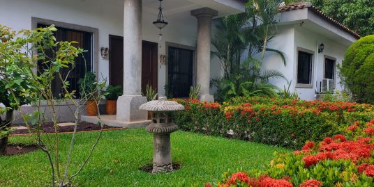 ¡HERMOSA! CASA ESTILO COLONIAL CON JARDÍN EN CARRETERA VIEJA A LEÓN