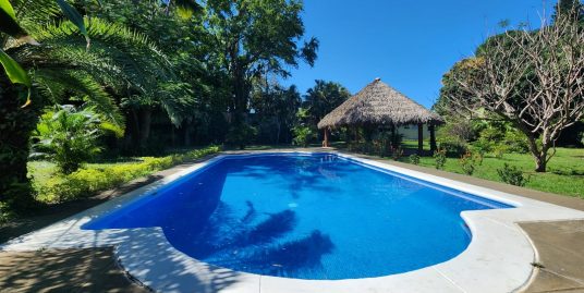 ¡UBICACIÓN ÚNICA! CASA CON JARDÍN, PISCINA Y GRAN POTENCIAL EN CARRETERA SUR