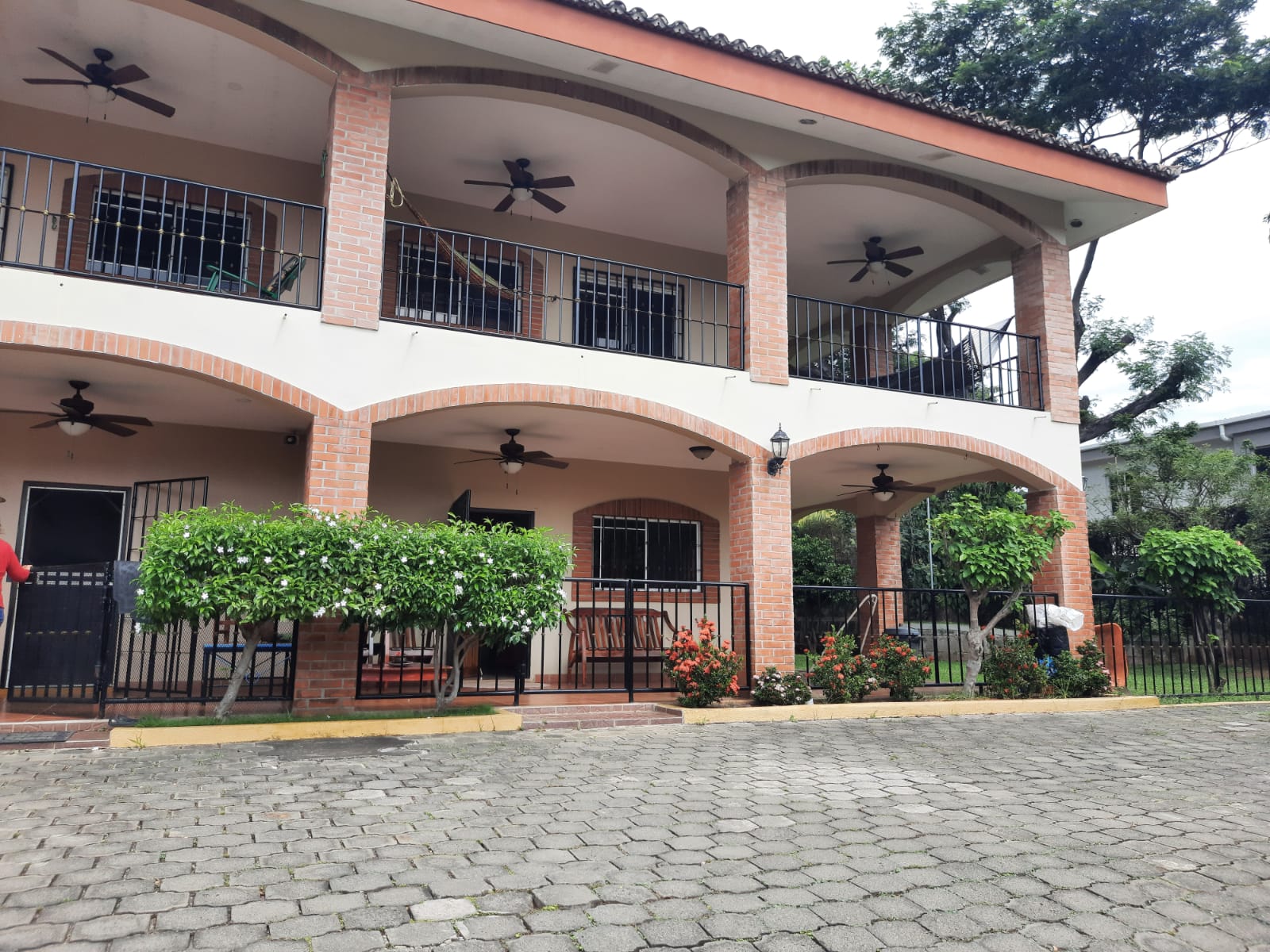 ¡OPORTUNIDAD DE VIVIR EN UNA HERMOSA CASA EN UN COMPLEJO PRIVADO Y SEGURO!