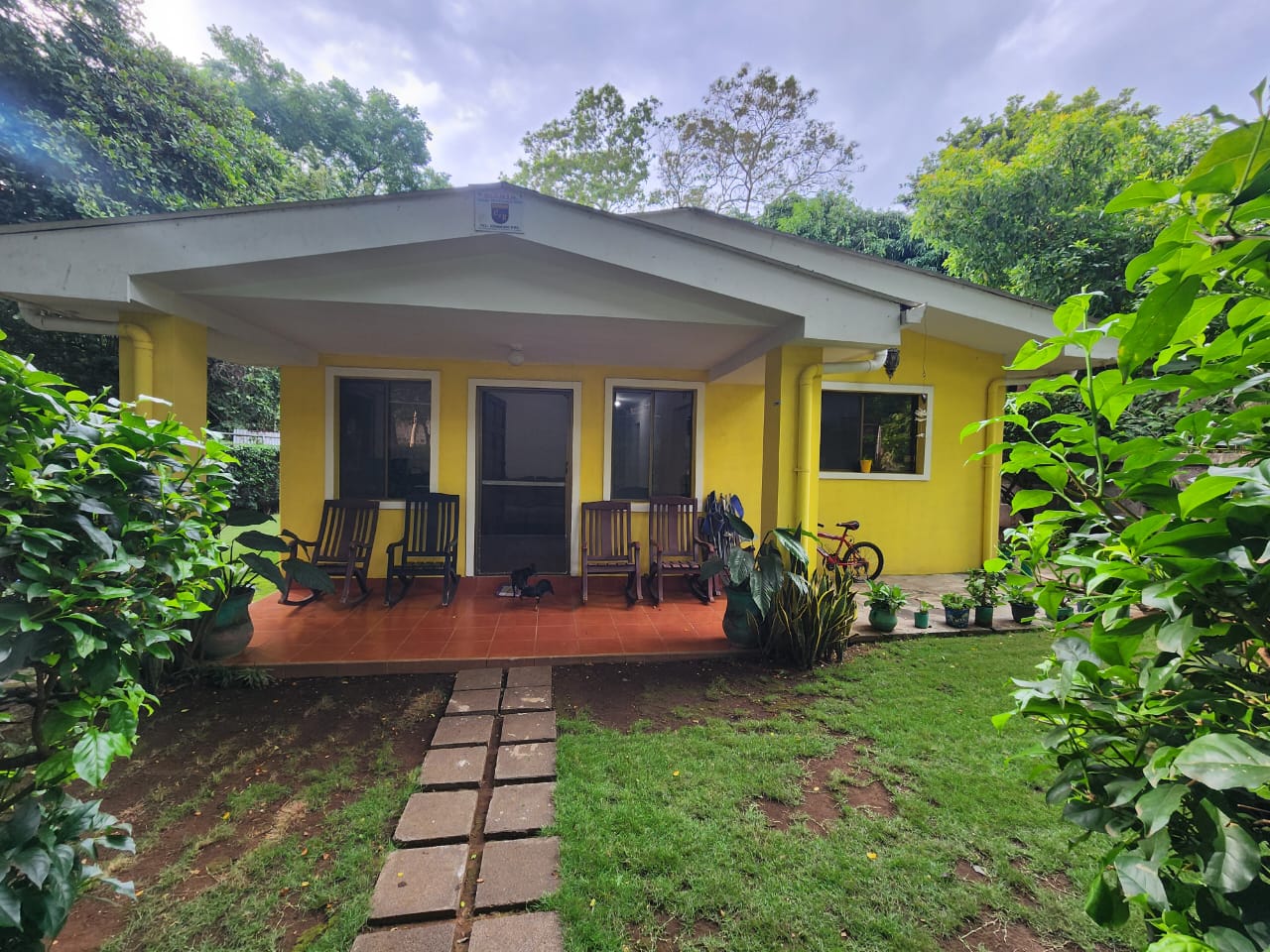 SAN ISIDRO. BONITA CASA CON JARDIN EN VENTA