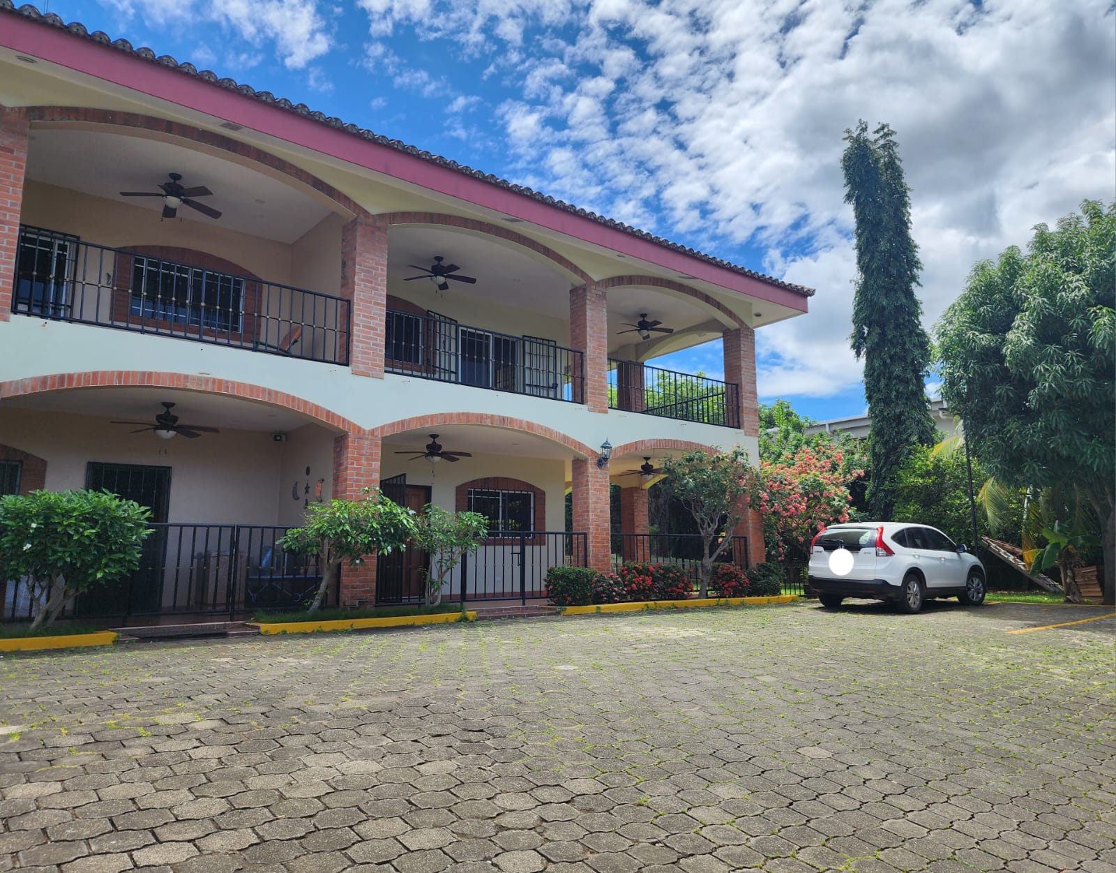 ¡OPORTUNIDAD DE VIVIR EN UNA HERMOSA CASA EN UN COMPLEJO PRIVADO Y SEGURO!