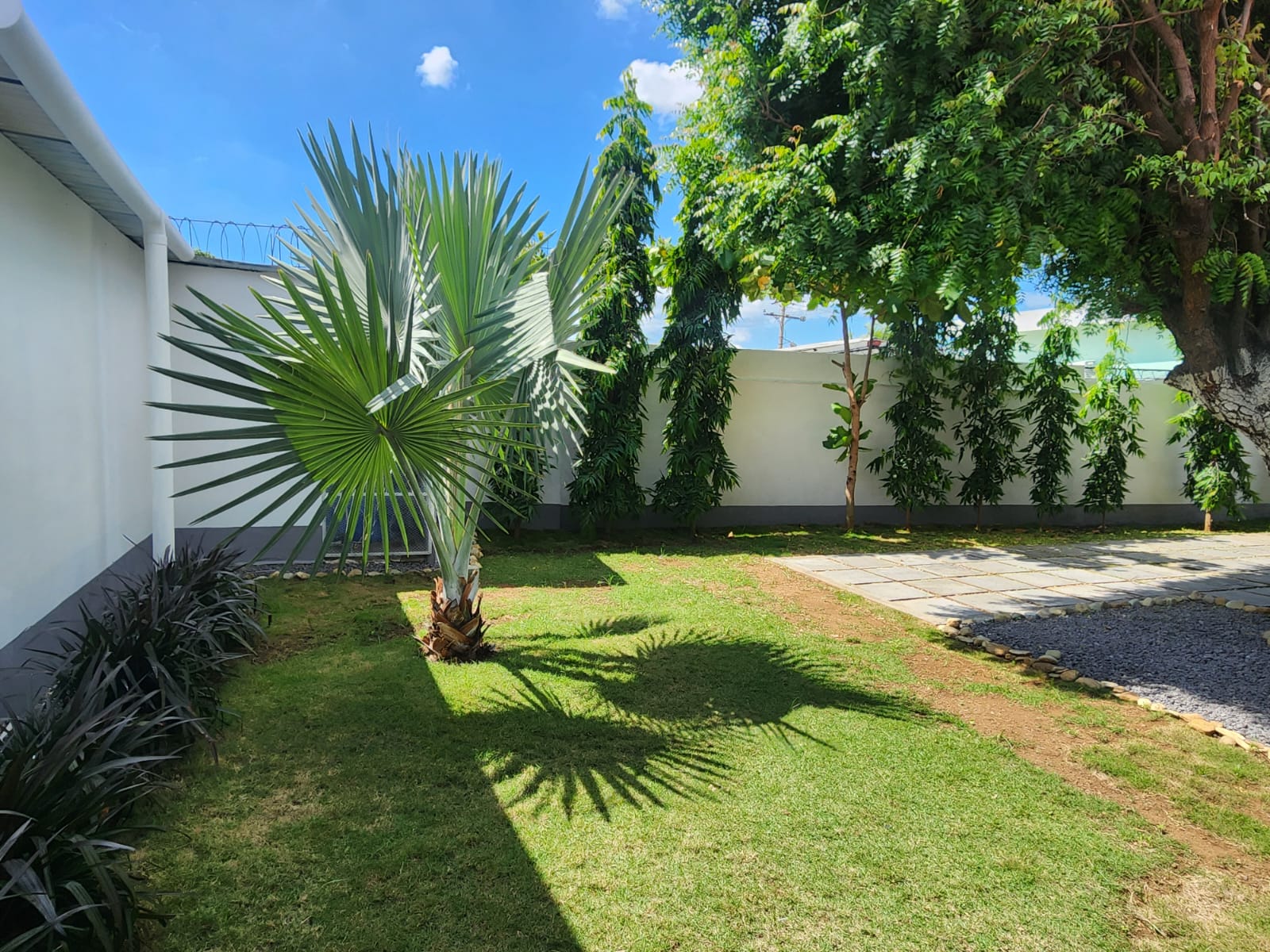 LOMAS DEL VALLE. HERMOSA CASA EN RESIDENCIAL EN ALQUILER.