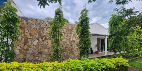 CARRETERA SUR. LINDA CASA CON ESPECTACULAR AREA DE COCINA EN ALQUILER