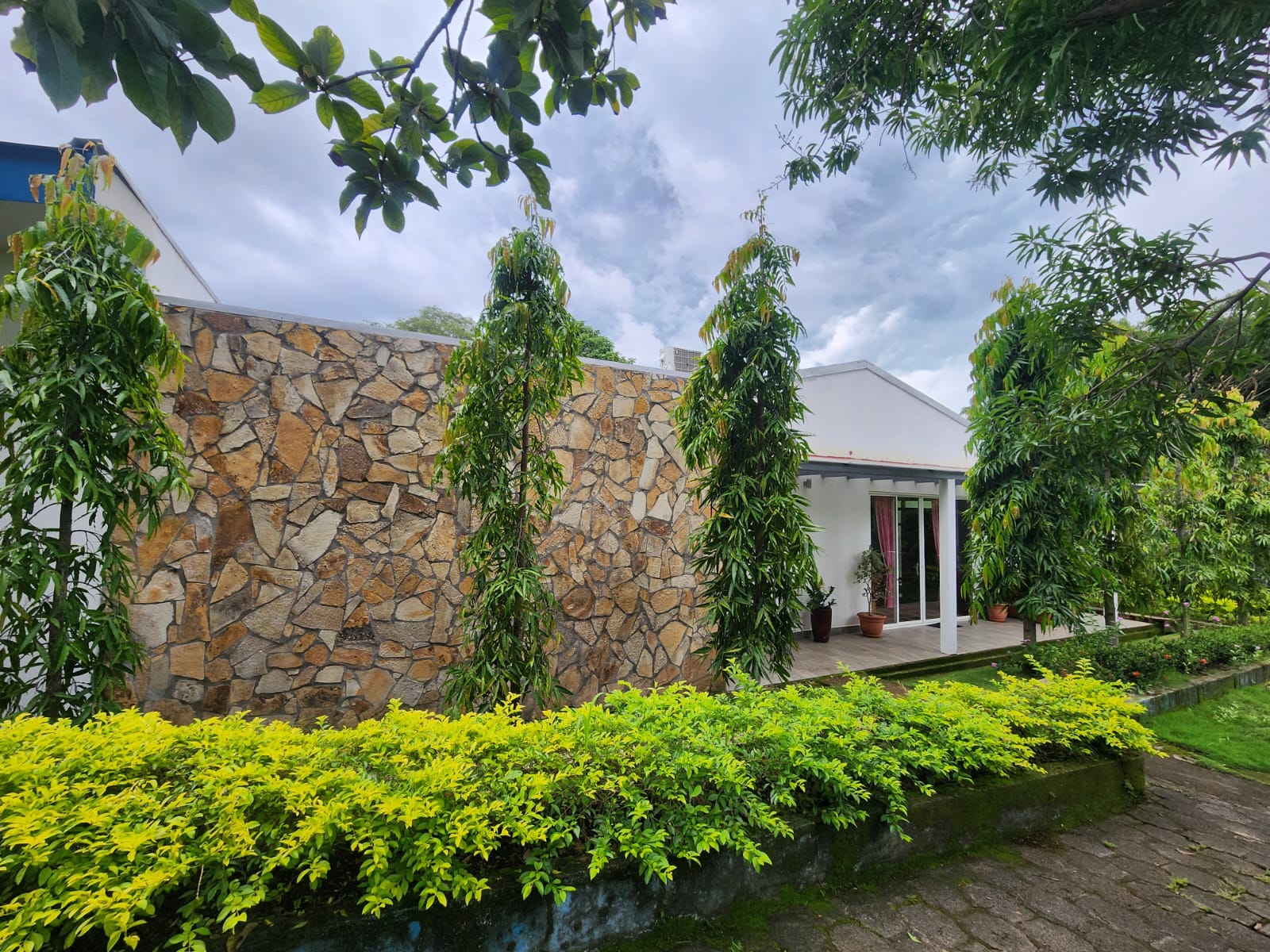 CARRETERA SUR. LINDA CASA CON ESPECTACULAR AREA DE COCINA EN ALQUILER