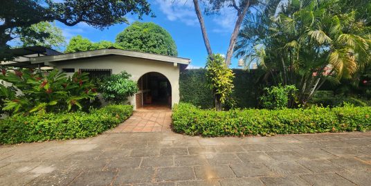 CARRETERA SUR. HERMOSA CASA ESQUINERA AMUEBLADA  EN ALQUILER.