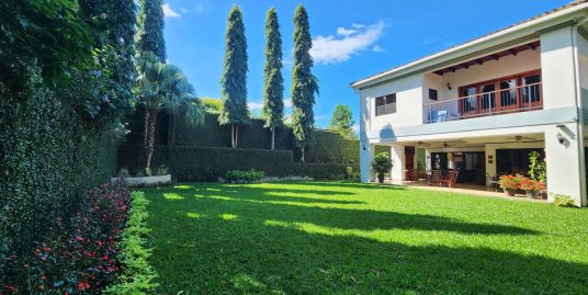 CARRETERA SUR. ELEGANTE RESIDENCIA FAMILIAR DE DOS NIVELES EN ALQUILER