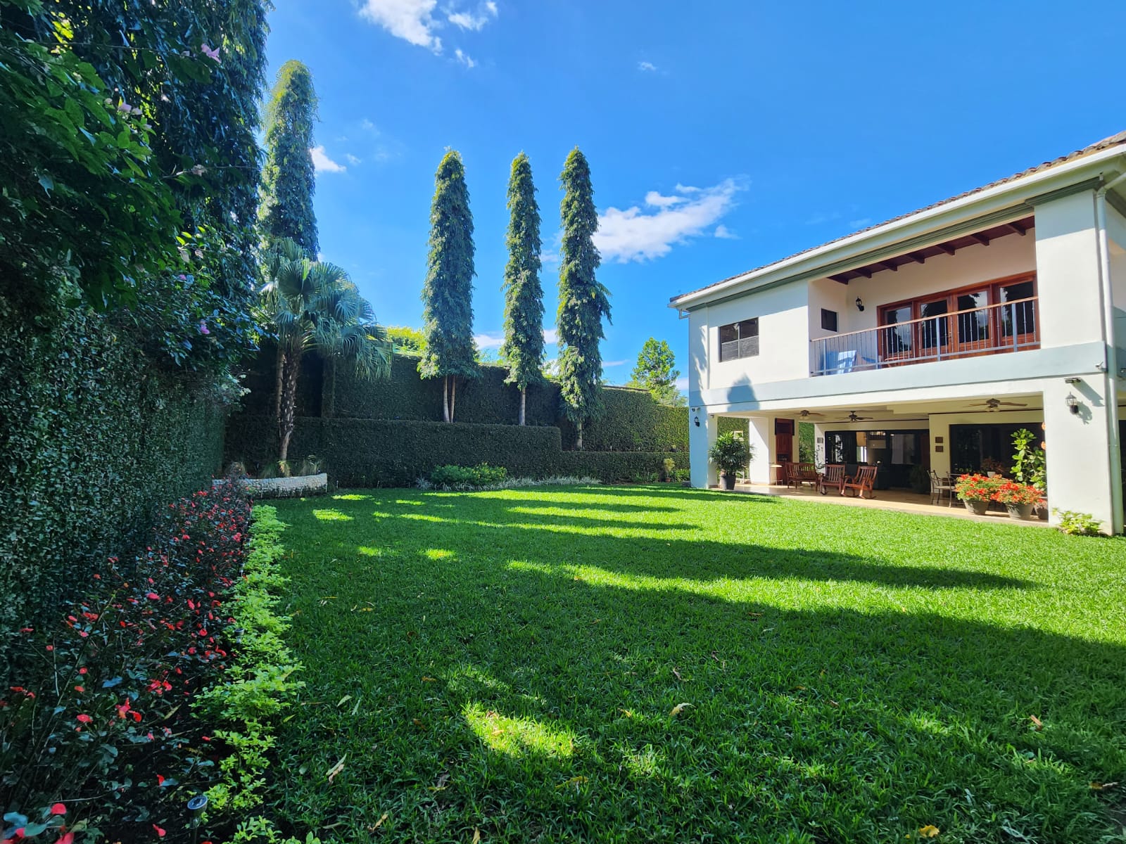 CARRETERA SUR. ELEGANTE RESIDENCIA FAMILIAR DE DOS NIVELES EN ALQUILER