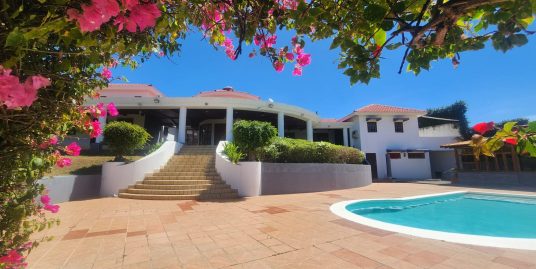 CARRETERA SUR. ESPECTACULAR CASA CON VISTA Y PISCINA EN ALQUILER
